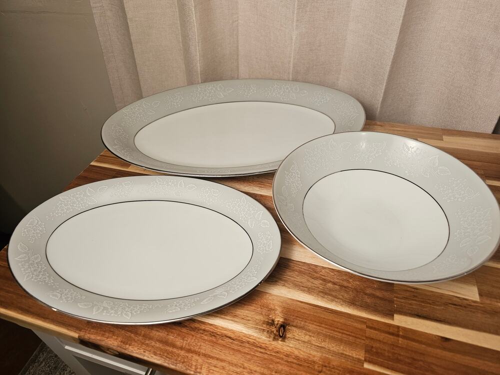 Noritake Sabrina 5590 Serving Set - 2 Platters + 9 Inch Bowl